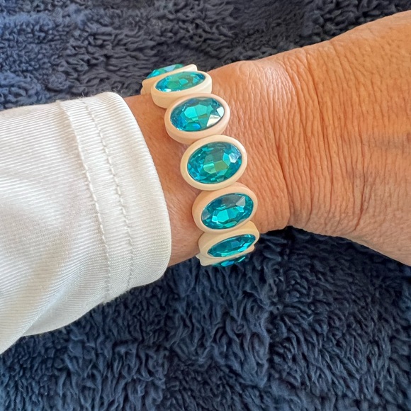 Beautiful white bracelet with large turquoise stones! - Picture 6 of 7